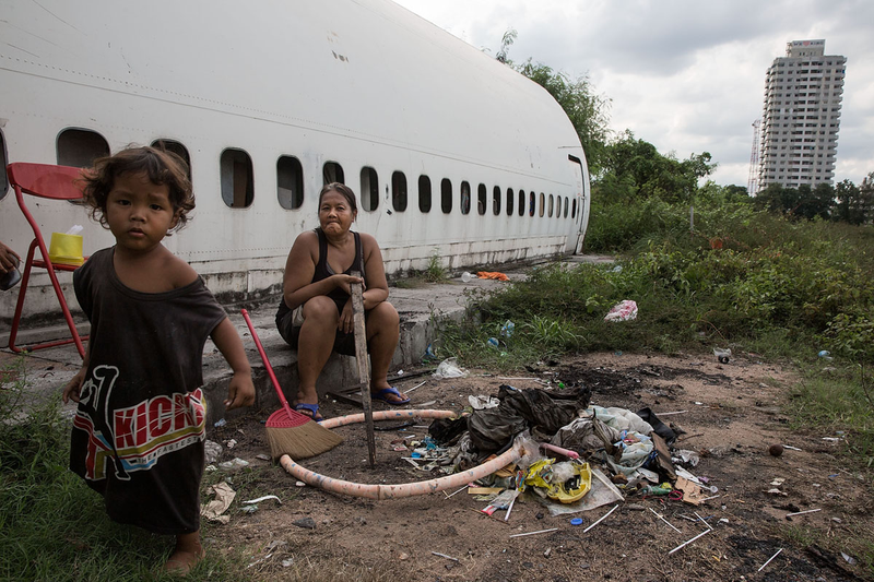 Illustration for article titled Bangkok's Homeless Are Turning These Decommissioned Airplanes Into Makeshift Homes
